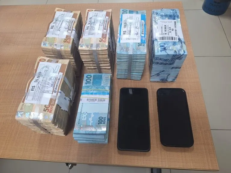 Trinta e três milhões de reais em bens e dinheiro vivo foram apreendidos pela Polícia Federal em operações contra crime…