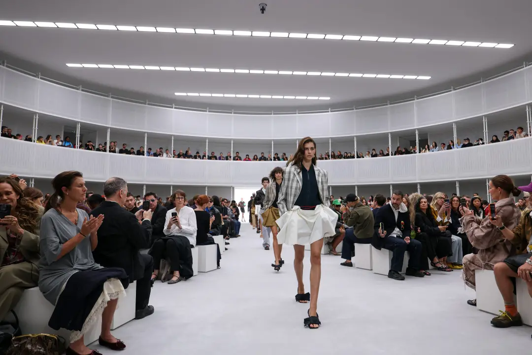 Paris falando sobre moda comercial, diz que a palavra é um comodim para roupas fáceis de usar, mas o que vende é o que …