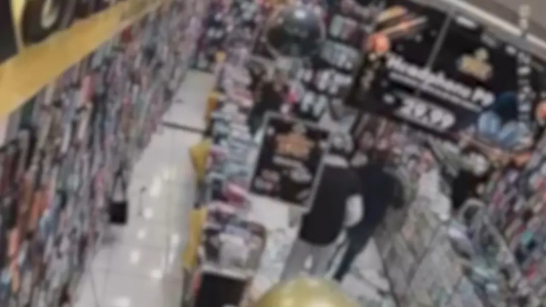 Contagem, na Grande BH, loja de celular foi invadida por dupla armada e os assaltantes levaram três pulseiras, um cordã…