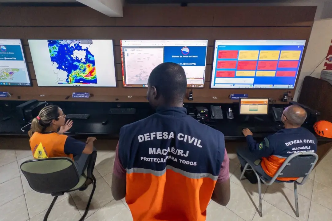 Rio das Ostras e Macaé sob alerta severo por chuvas fortes neste sábado. As equipes de Defesa Civil e Bombeiros estão e…