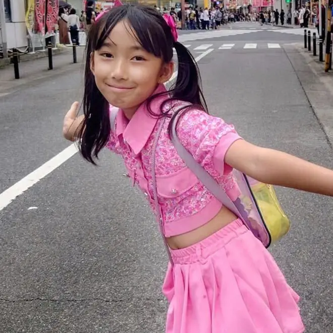 Hirata Runa, a cantora pop infantil, faleceu aos 8 anos por miocardite, uma condição cardíaca causada por influenza. É …