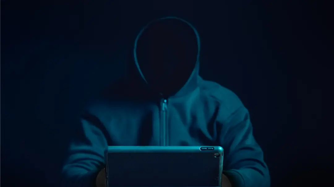 Google atualiza as diretrizes para punir sites que usam nomes falsos de jornalistas e fotos geradas por IA. Essa prátic…