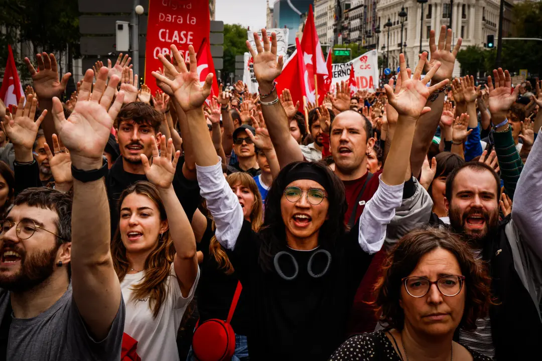 Setenta mil pessoas na Madrid manifestaram contra quem dificulta moradia e apoia despejos. Vendo tantos chegando perto …