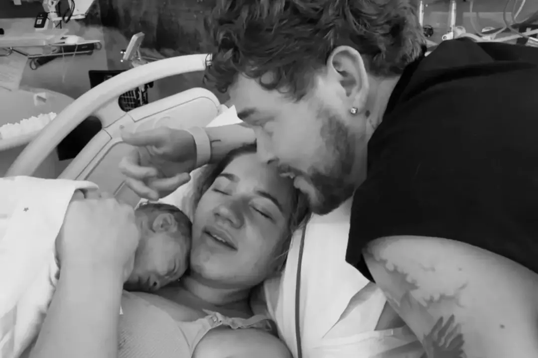 Rosie Daniels e Harry Wilde anunciaram o primeiro filho depois de deixarem o Reino Unido para morar na Austrália. É um …