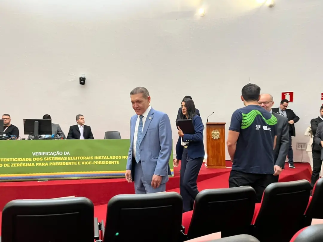 Cerimônia no TSE verificou a integridade dos sistemas eleitorais para 2026 no auditório 3. Conferir os sistemas com cód…