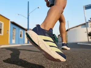 Tênis de corrida Adidas com placa de fibra de vidro é descrito como leve e confortável por quem usou. A tecnologia pare…