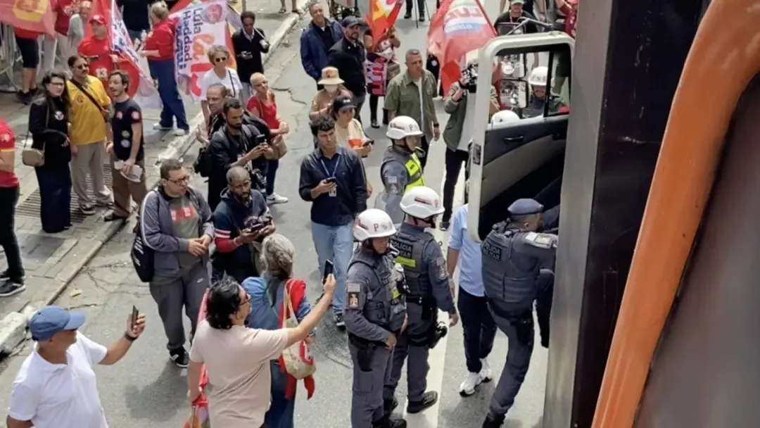 Atrito entre organizadores e PM durante caminhada de Lula e Haddad em São Paulo aconteceu por volta das 10h50. É preocu…