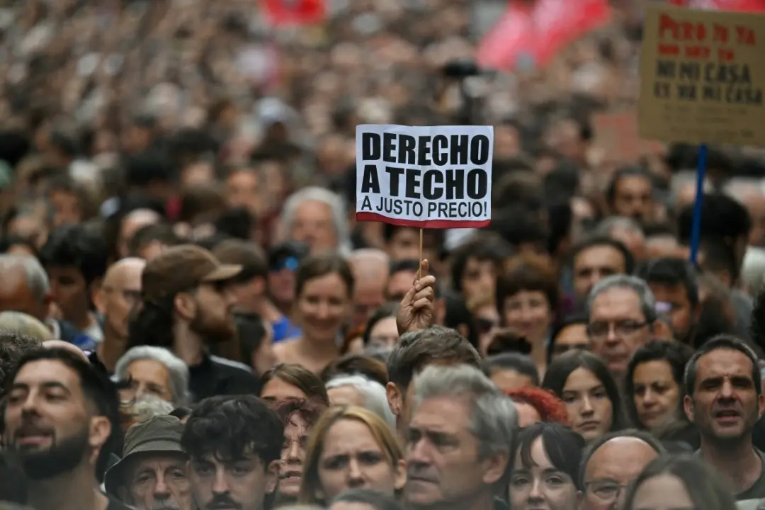 Milhares foram pra rua em Madri e 50 outras cidades na Espanha por causa da crise de moradia. O Congresso rejeitou medi…
