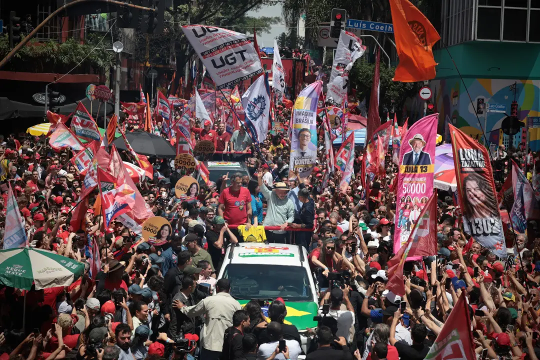 A caminhada de Lula em São Paulo teve tensão perto da Paulista, com a PM e organização discutindo o trajeto. A questão …