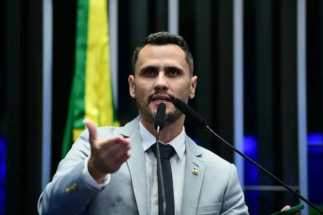Cleitinho Azevedo lidera as intenções de voto em Minas Gerais, mas tem sido alvo de ataques da direita, como Mateus Sim…