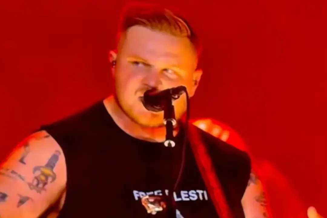 Zach Bryan vestiu camiseta Free Palestine no show lotado em Gillette Stadium. É um recado direto para Ed Sheeran, que t…