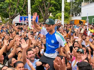 Cleitinho virou líder nas pesquisas em Minas, saindo de verdureiro. Essa movimentação mostra como o público muda de ide…
