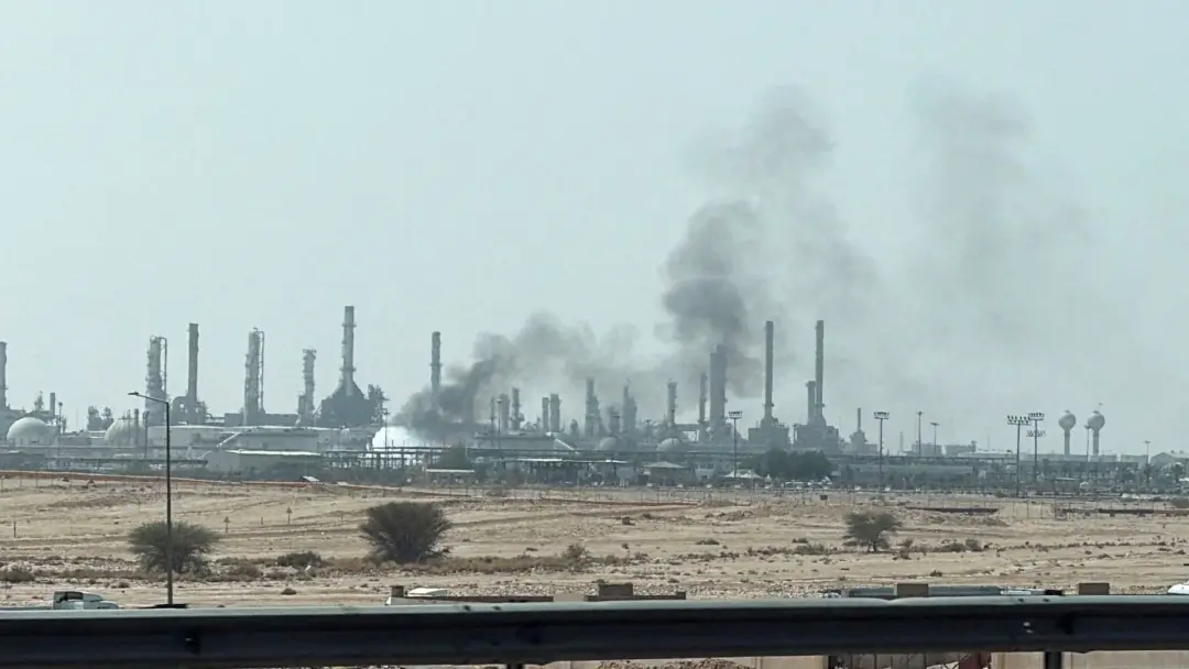 Coluna de fumaça saindo de instalações da Saudi Aramco em Riad, na Arábia Saudita, segundo imagens dos Houthis. Isso mo…