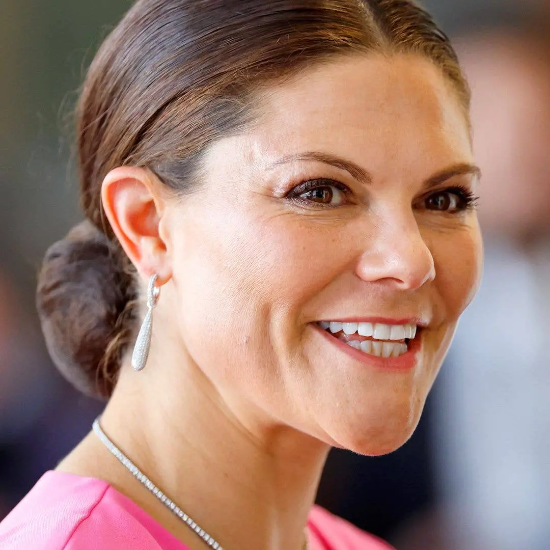 Princesa Victoria da Suécia promove conscientização contra o câncer de mama todo outono. É importante que a realeza use…