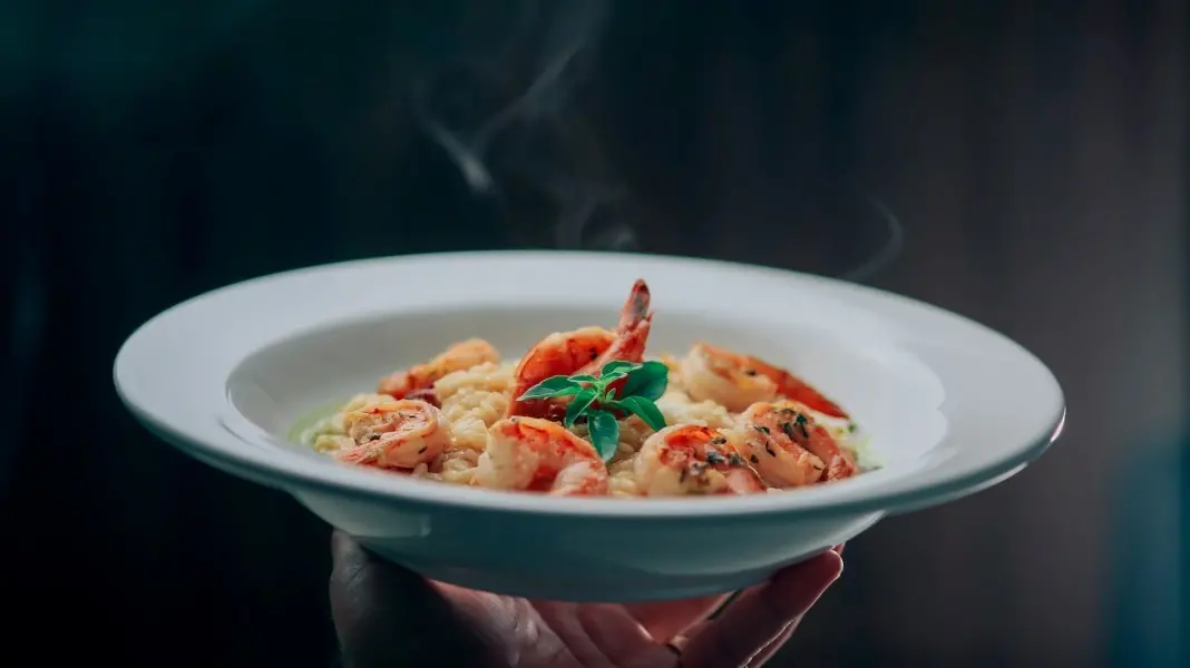 Mariana Rodrigues, chef do Espaço Carioca de Gastronomia em Botafogo, alterou o risoto de camarão tradicional, adiciona…
