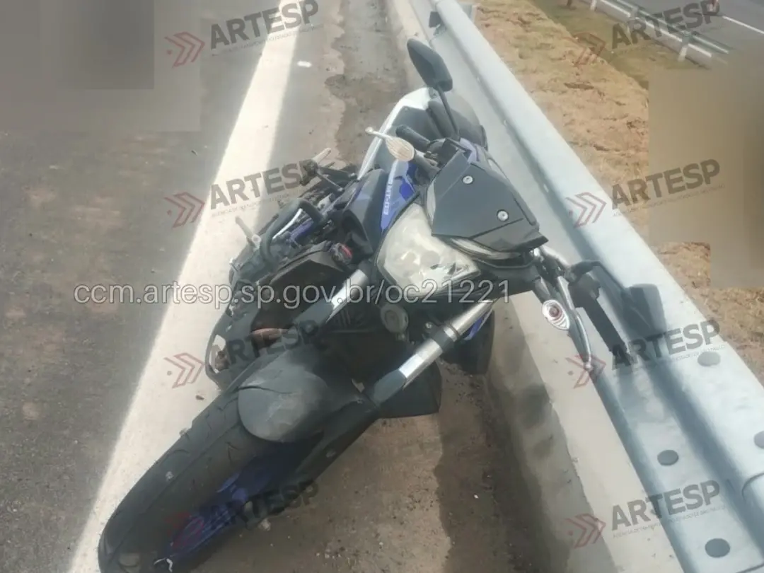 Rio Claro, SP. Um motociclista morreu após bater em sinalização e tombar na SP-310 no final da tarde de sexta. Isso mos…