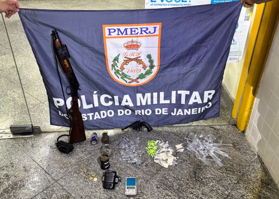 Itatiaia, no Rio de Janeiro, teve um homem preso com espingarda, granadas e drogas, e um adolescente apreendido com mat…