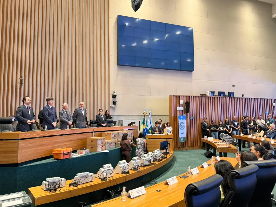 Sorteio de 23 urnas eletrônicas para auditoria das eleições 2026 tá rolando na CLDF. É uma coisa necessária pra garanti…