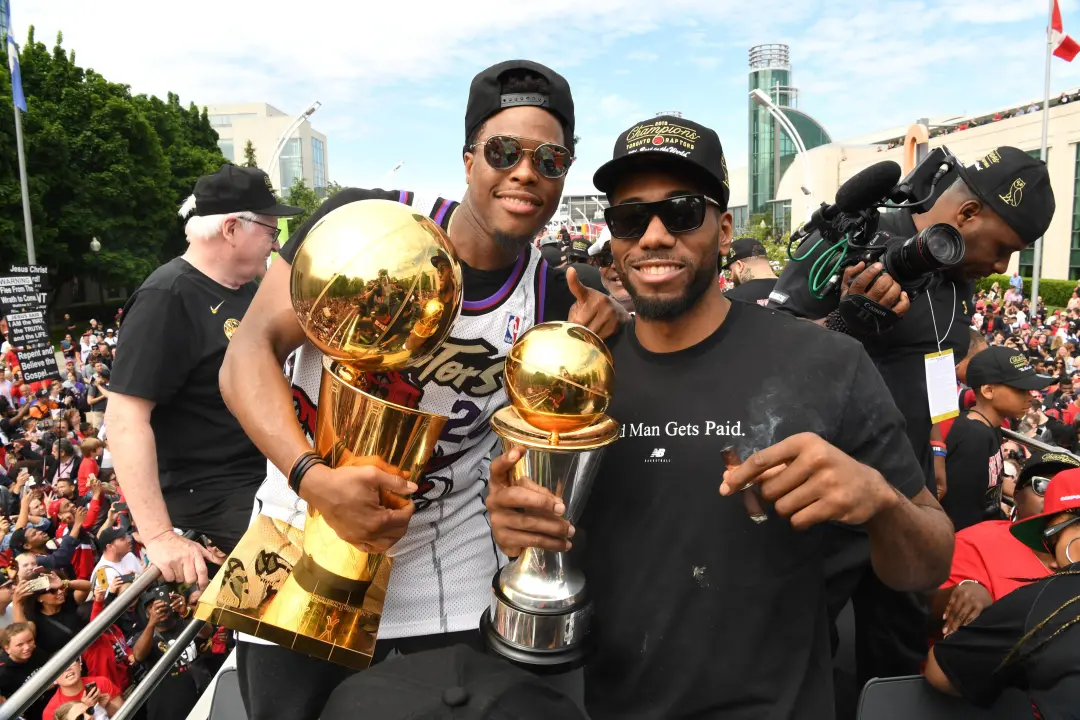 Kawhi Leonard é o único jogador do time atual dos Raptors que veio do time campeão de 2019. O Leonard de 2019 era o líd…