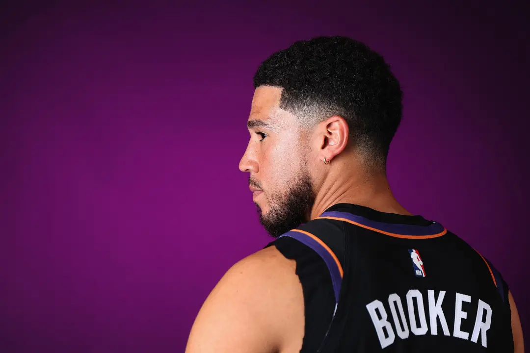 Devin Booker fala sobre amar o jogo mais do que nunca e sentir o corpo melhor em treinamento. Isso sinaliza um cuidado …