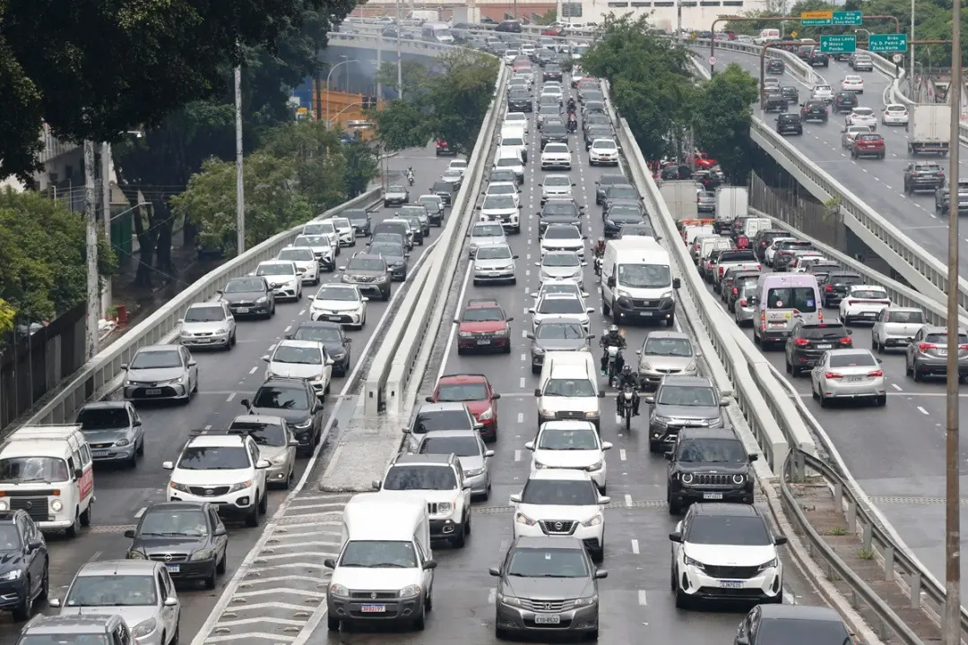 Fortaleza registra o maior tempo médio diário de deslocamento, com 2h18, e o maior avanço em relação a 2025. Mais tempo…