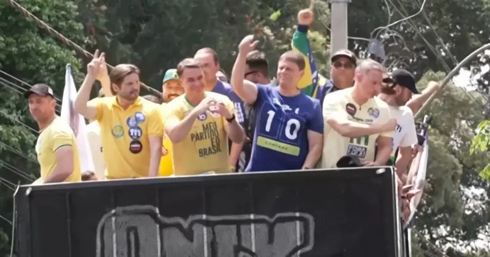 Tarcísio e Flávio Bolsonaro encerraram campanha junto em Santa Bárbara dOeste, interior de São Paulo. O encontro, parte…