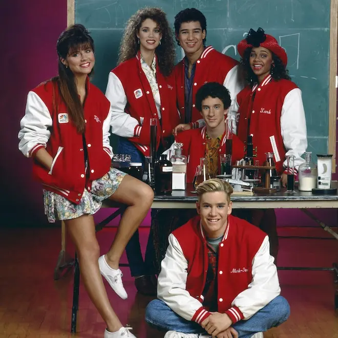 Tiffani Thiessen admitiu que os royalties de Saved by the Bell estão negativos e não valem nem a impressão do cheque. É…