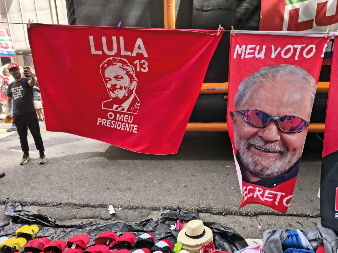 Chapéu custando 50 reais e bonés por 40 reais estavam na caminhada de Lula em São Paulo. A gente vê o comércio acontece…