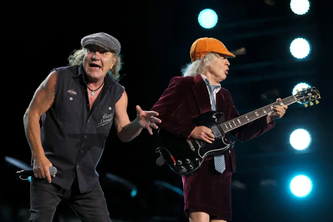 MetLife Stadium em New Jersey recebeu o show final do AC/DC com Foo Fighters abrindo e trazendo Dave Grohl pra cantar H…