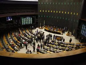 O número de deputados federais eleitos por estado varia, dependendo da composição eleitoral de cada unidade. Essa distr…