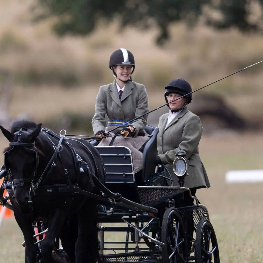 Lady Louise Windsor foi a imagem de sua avó Rainha Elizabeth II em fotos tiradas no sábado. Ver essas imagens me faz pe…