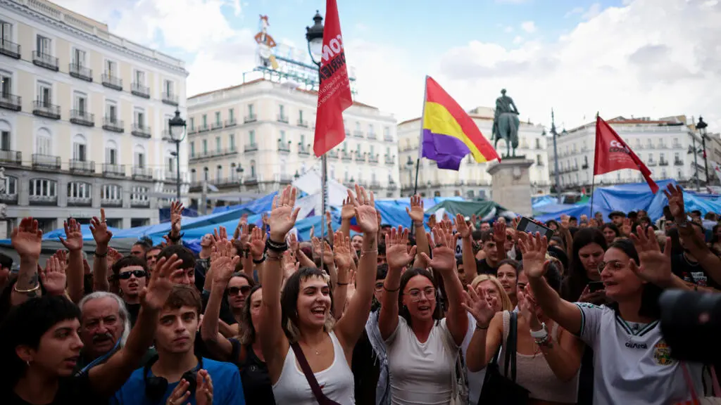 Em Madri e outras cidades espanholas, dezenas de milhares de manifestantes marcharam por moradia acessível. A rejeição …
