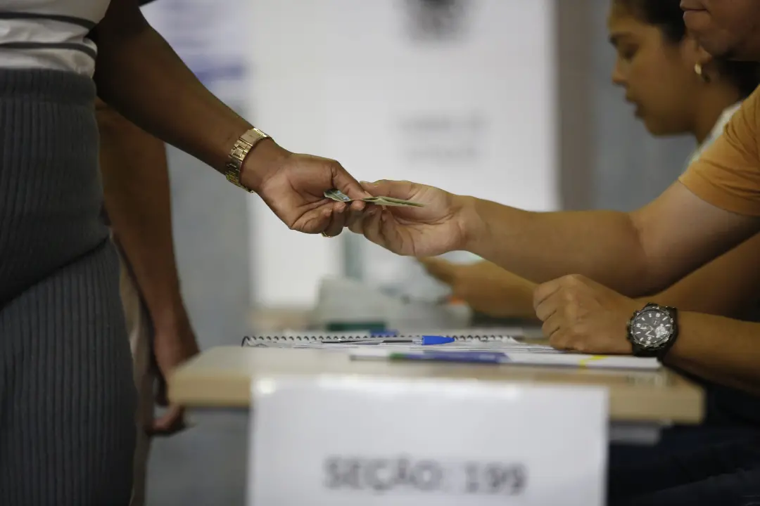 Um eleitor que for votar em 2026 pode ser chamado para ser mesário em caso de emergência. Essa nomeação extra depende d…