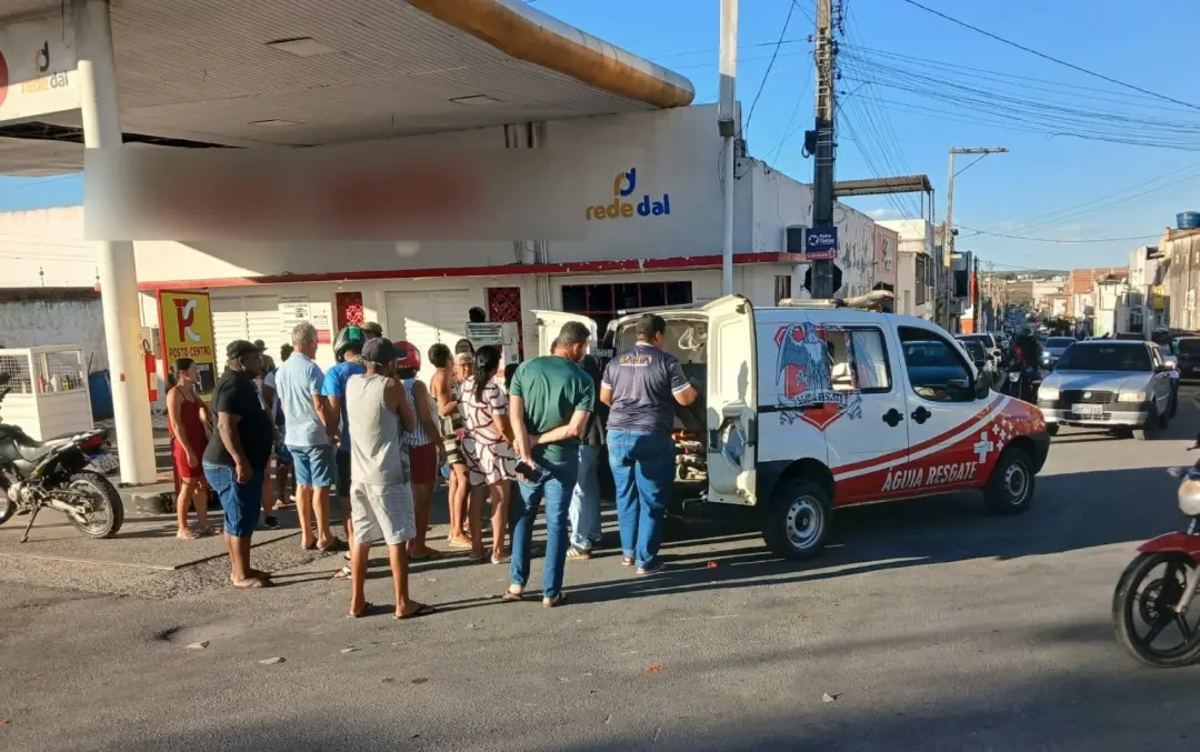 Conceicao do Coite, Bahia. Uma menina de 2 anos ficou ferida na cabeça em acidente envolvendo motocicleta e carro. O fa…