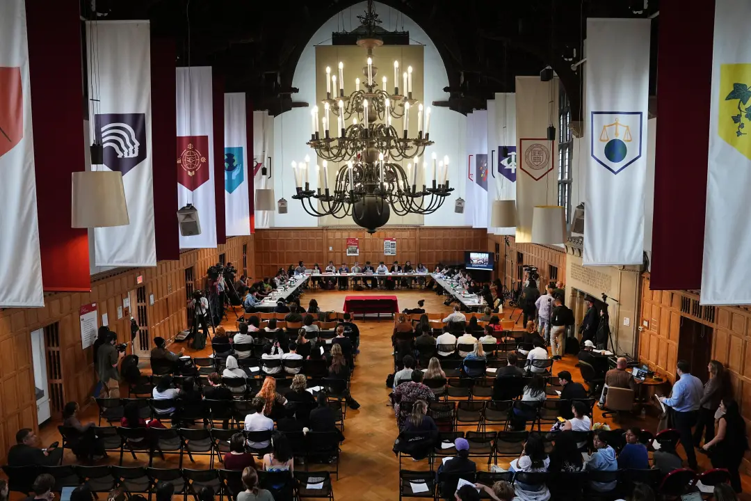 Estudante de Cornell denunciou violação múltipla por sete membros de fraternidade em outubro de 2024. A coisa expôs fal…