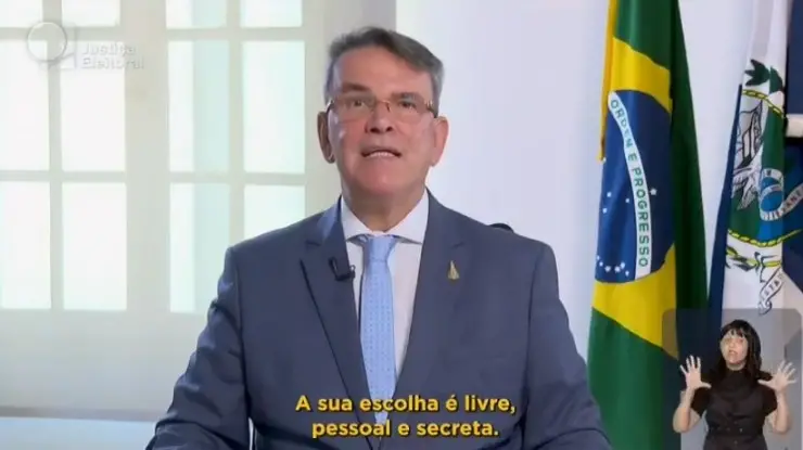 Presidente do TRE-RJ orienta eleitores sobre os seis votos e a proibição do celular na cabine, com quase 3 milhões apto…