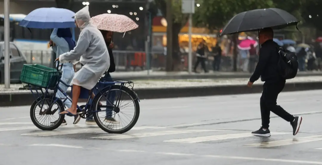 Rocinha registrou 78,6 milímetros de chuva entre sexta e sábado, causando bolsões d agua e quedas de arvores. É um absu…