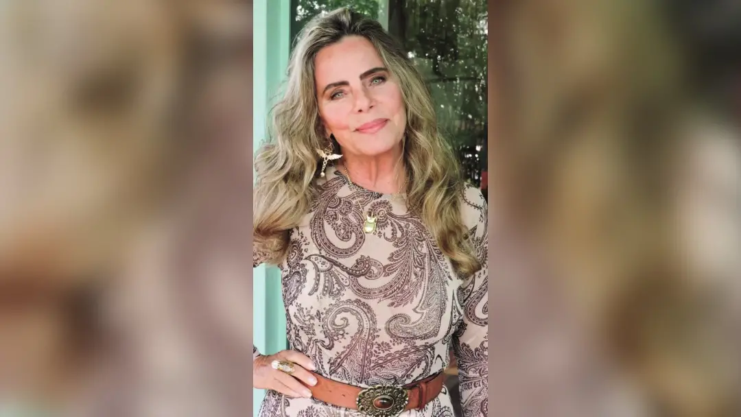 Bruna Lombardi, após se afastar da TV em 2002, lançou o livro Mulheres que Sentem os Espíritos, falando sobre luto e su…