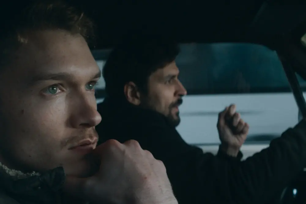 Connor Storrie em April X, o primeiro filme dele depois da serie Heated Rivalry, parece usar clichês de Blade Runner. A…