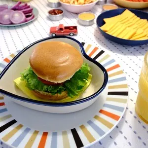 Casa com decoração divertida tem brinquedos na mesa. É interessante como a criatividade transforma ambientes, mostrando…