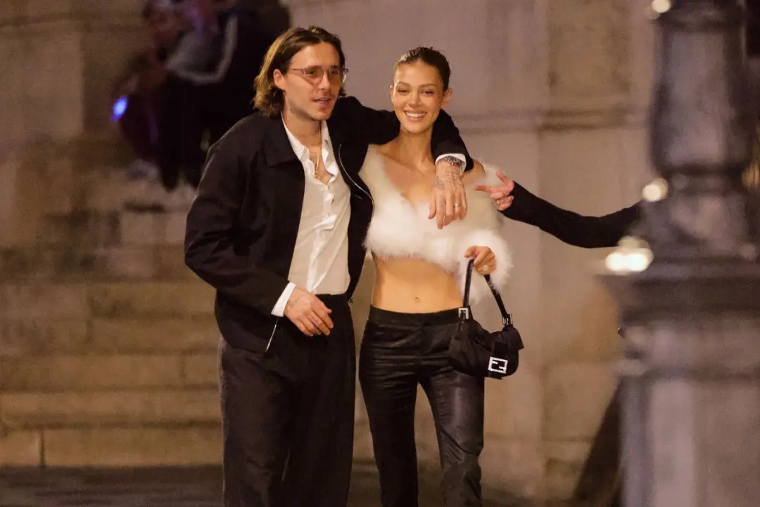 Brooklyn e Nicola foram vistos em Paris em um encontro romântico, mesmo desviando do desfile de moda da mãe de Brooklyn…