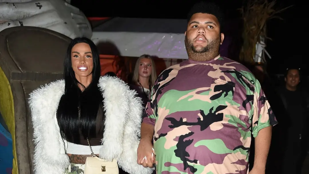 Katie Price e o filho Harvey apareceram juntos em um evento de Halloween com roupas camufladas. Essa coincidência de es…
