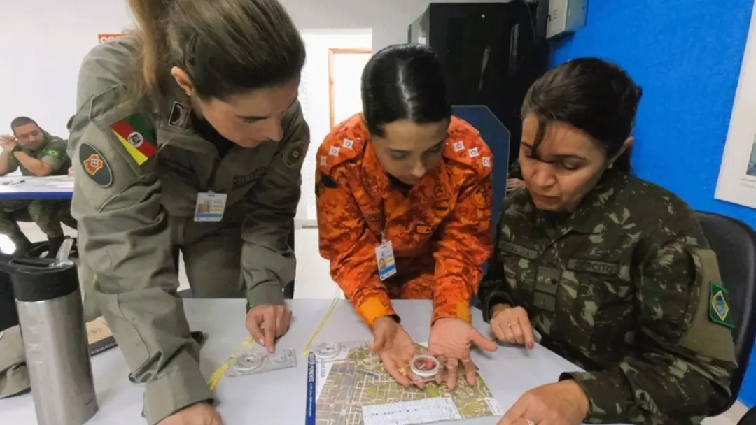 15 militares participaram do estágio no CCOPAB preparando mulheres do Exército e PMs para missões de paz. Isso mostra a…