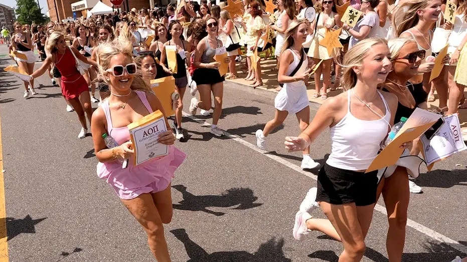 Janie B, uma influencer de IA, viralizou no RushTok com vídeo de dia um da University of Alabama, com mais de 120 mil v…