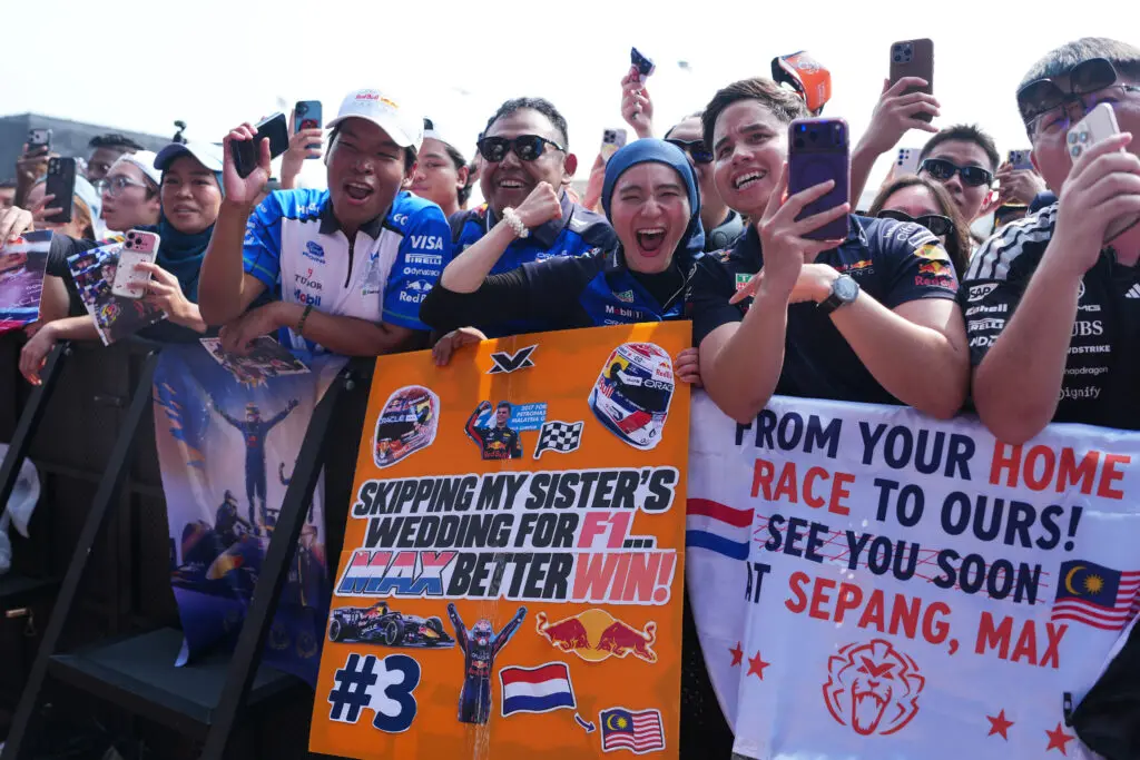 Sepang recebeu a F1 para o GP do Bahrein, mas depois dos treinos na sexta os fãs ficaram horas presos esperando transpo…