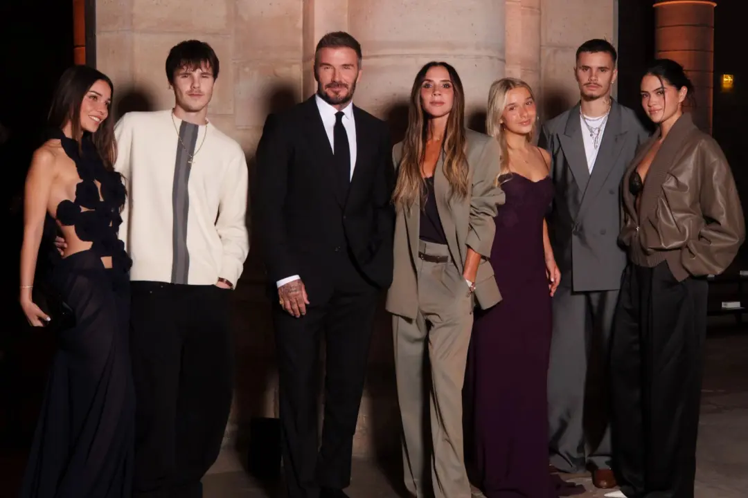 A família Beckham se juntou em uma foto na semana de moda em Paris para apoiar o desfile da Victoria. A ausência do fil…