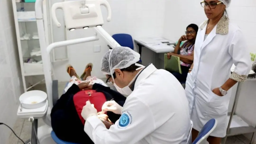 Um projeto na Câmara fixa piso de R$ 3.624 para auxiliares médicos e odontológicos com jornada de 20 horas semanais. Is…