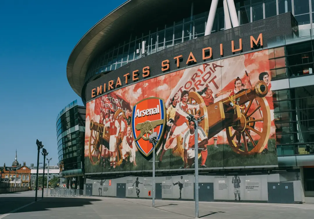 Arsenal decidiu não fazer uma expansão grande no Emirates Stadium, focando em melhorias contínuas em serviços e experiê…