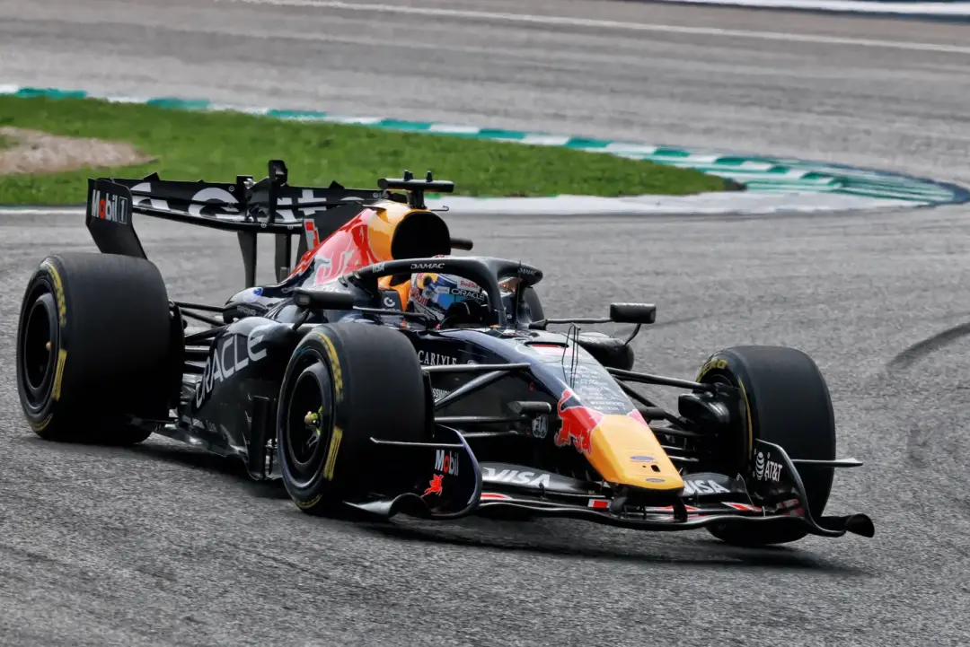 Verstappen fez sua pole de estreia na temporada em Malásia, com um tempo de 1 minuto e 36 segundos e 47 milésimos no Q1…