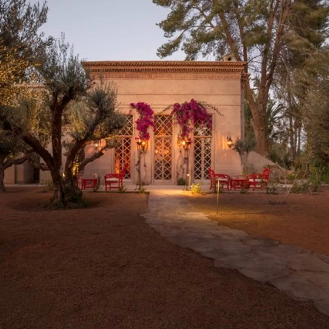 Jnane Rumi é o hotel romântico escondido nos jardins de Marrakech Palmeraie no Marrocos. Achei um lugar com um charme l…